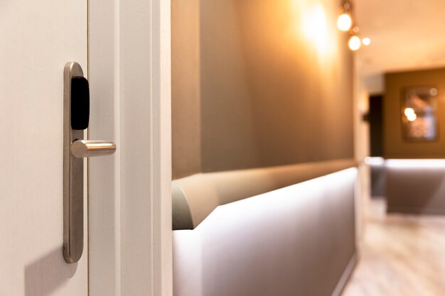 Jak zwiększyć bezpieczeństwo i komfort gości dzięki nowoczesnym zamkom hotelowym na kartę?